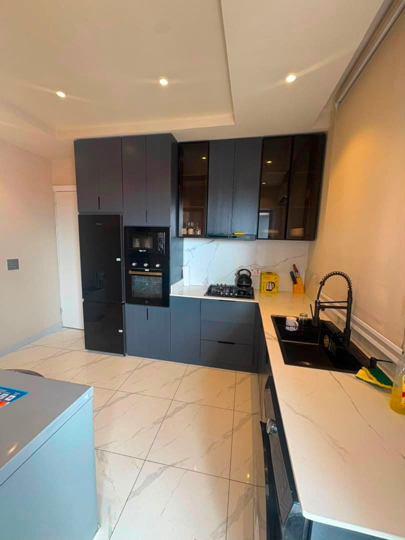 Rubby Luxury 3-Bedroom Apartment - Image 4