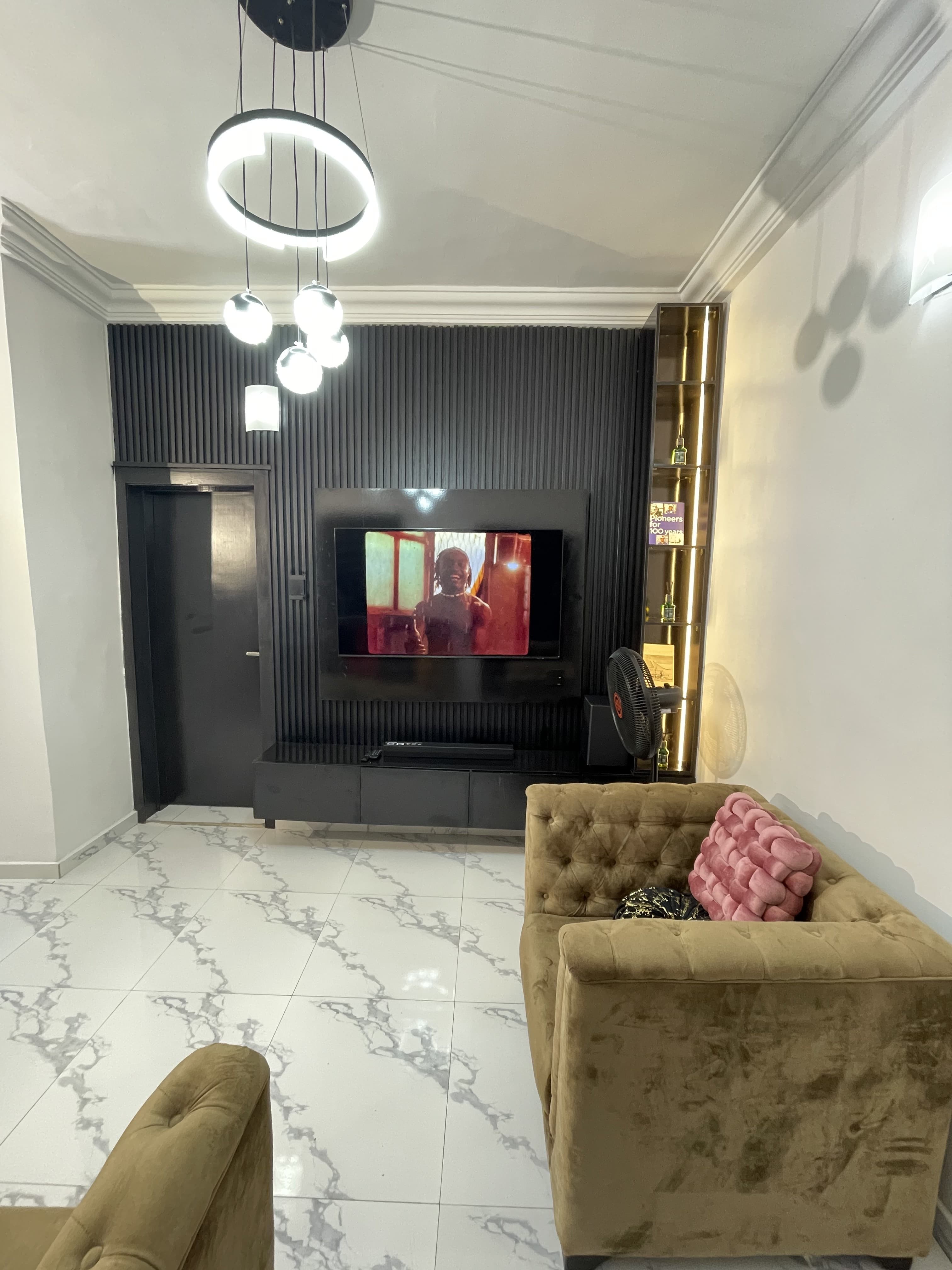 Layzii Court Luxury 2-Bedroom Apartment - Unit 4 - Image 2