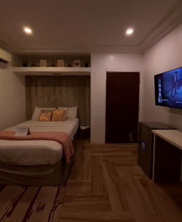 Stylish Single Room - Image 2