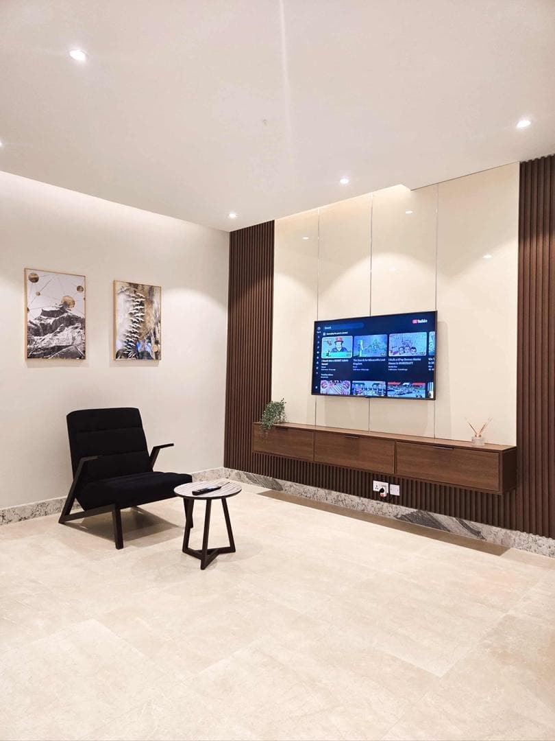 Elegant One-Bedroom En-Suite Apartment - Unit 2 - Image 2