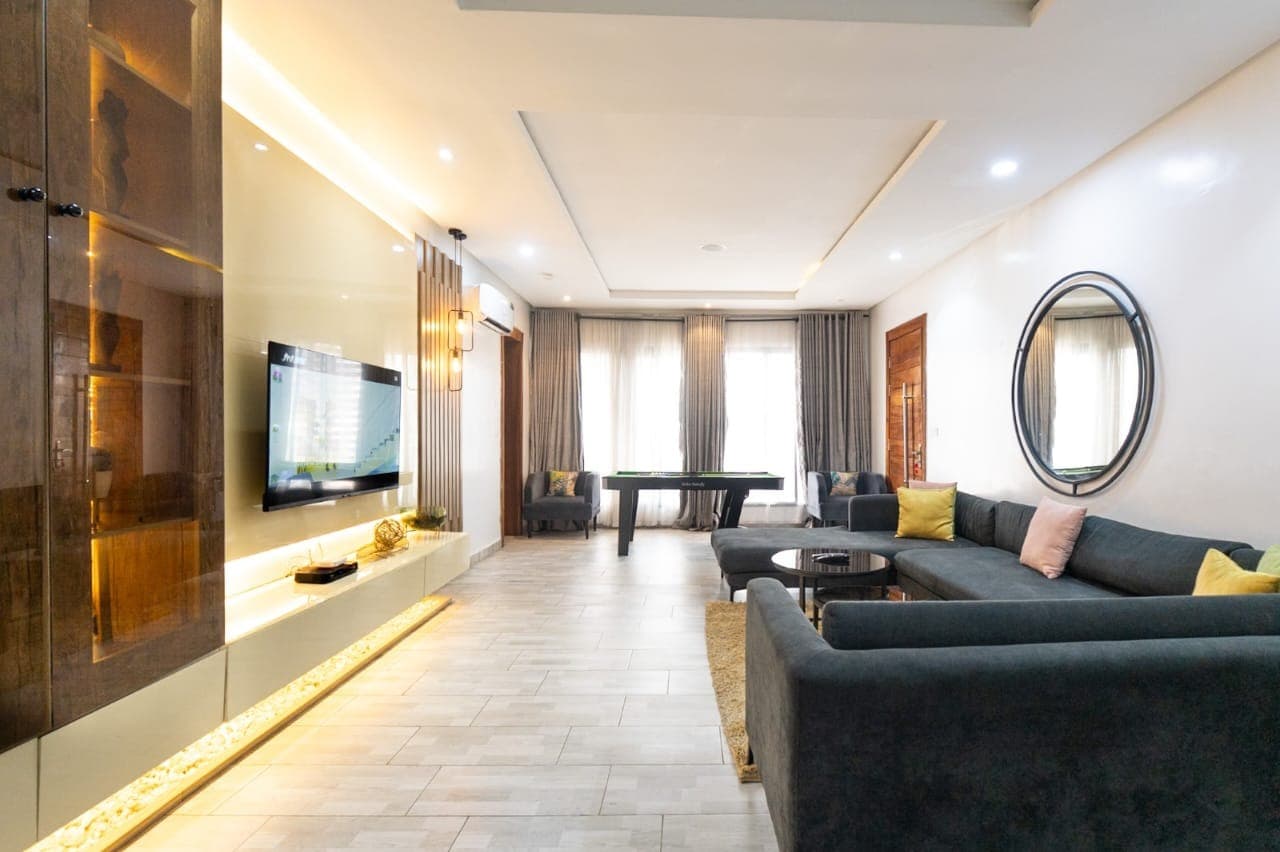 Jenelle’s Place 2 - Luxury Fully Furnished 3 Bedroom Apartment - Image 4