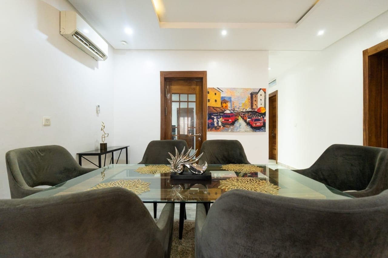 Jenelle’s Place 2 - Luxury Fully Furnished 3 Bedroom Apartment - Image 2