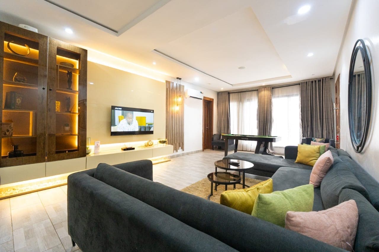 Jenelle’s Place 2 - Luxury Fully Furnished 3 Bedroom Apartment - Image 3