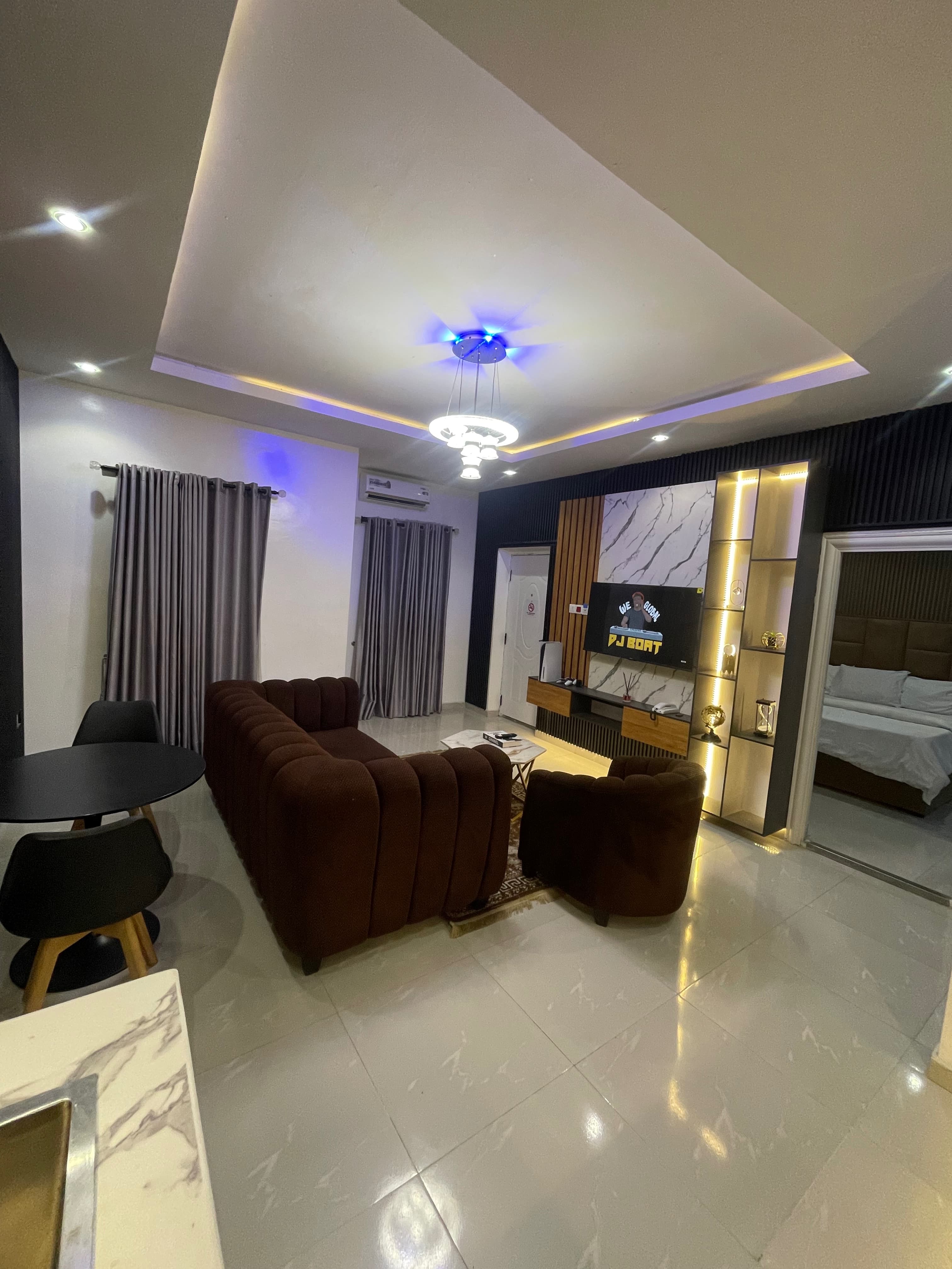 Cozy Two Bedroom Apartment - Image 2