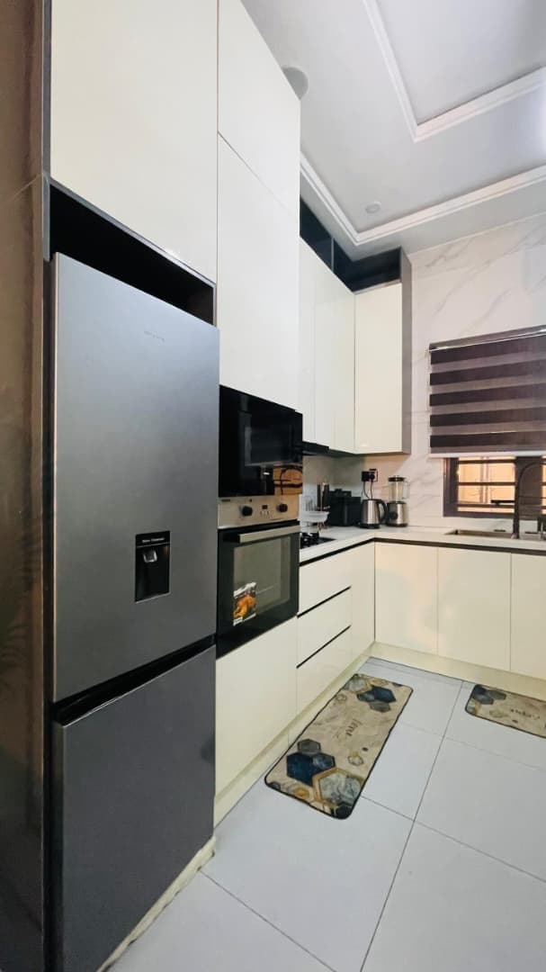 Creme De Luxury 4 Bedroom Duplex - Image 2