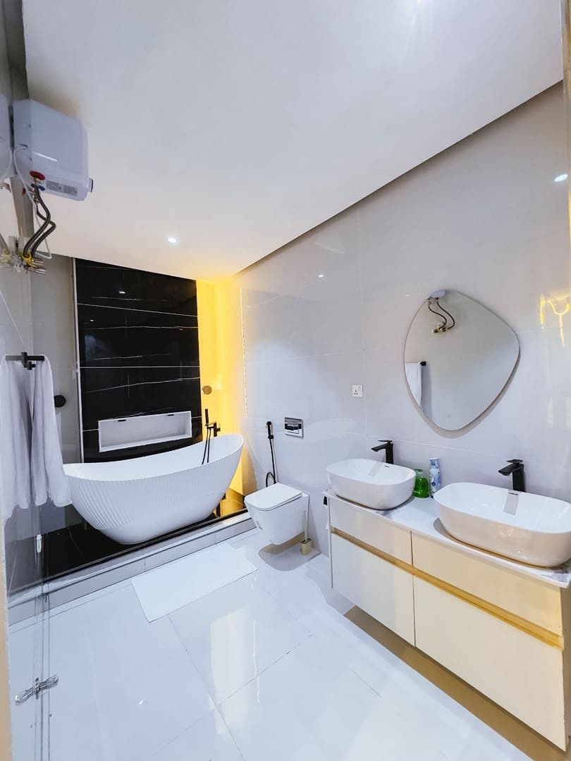 Tijegab Homes - Luxury 4-Bedroom Apartment - Image 2