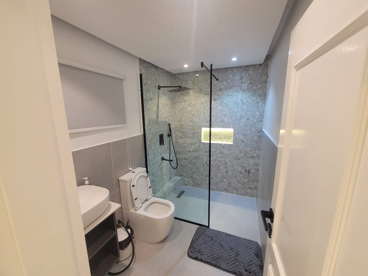 Silver-Vixen Charm & Comfort Luxury 3-Bedroom Boutique Apartment - Unit 1 - Image 5