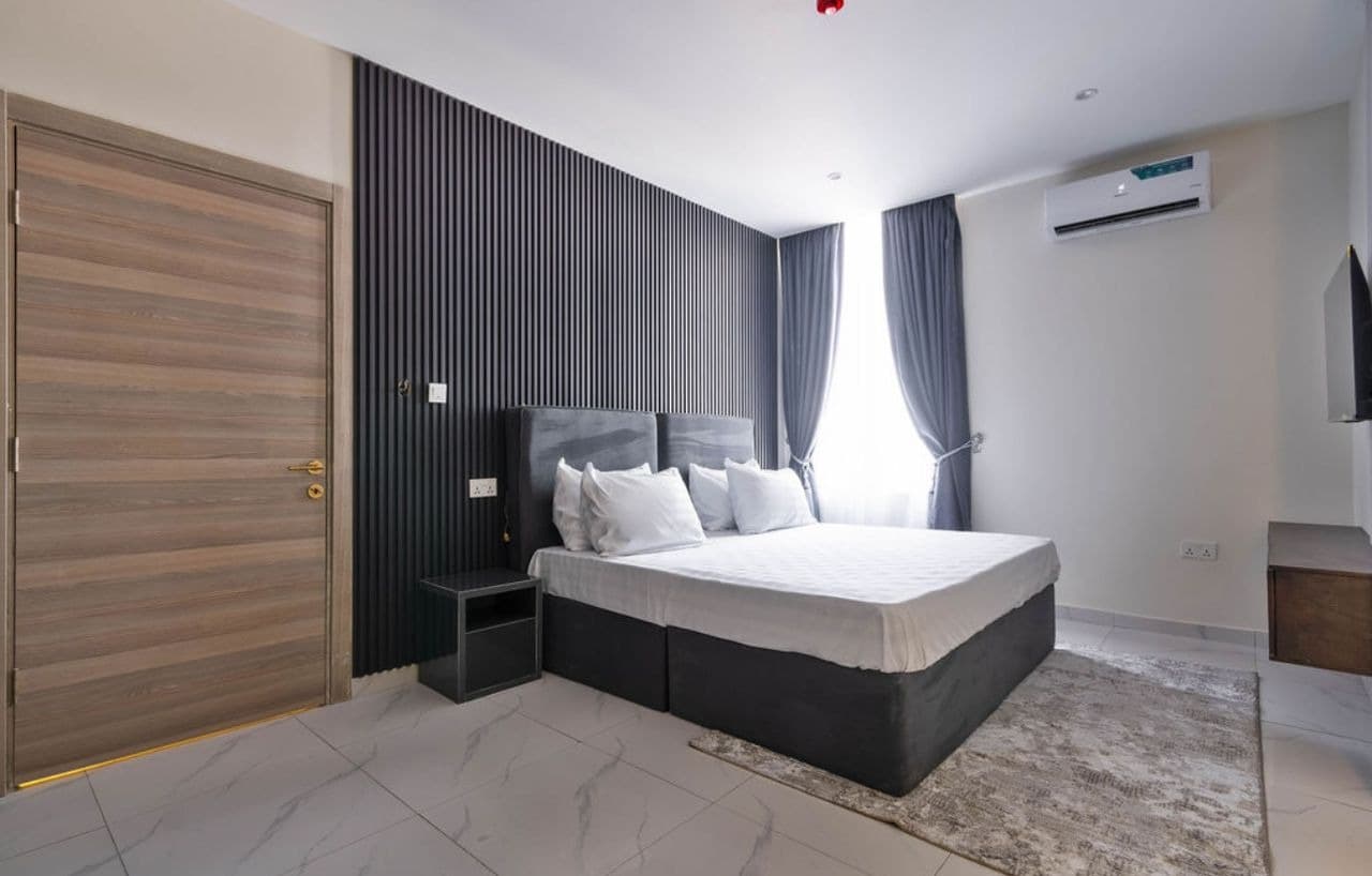 The Omni | Stylish Luxury Apartment with Rooftop Pool1 - Image 5