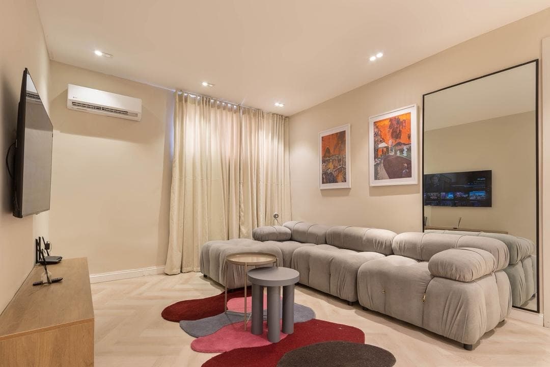 Sleek 1-Bed Unit - Image 4
