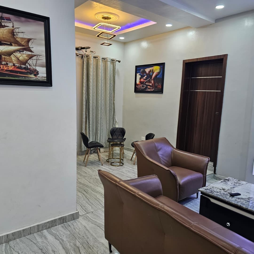 Modern 3-Bedroom Haven with Swimming Pool - Image 5