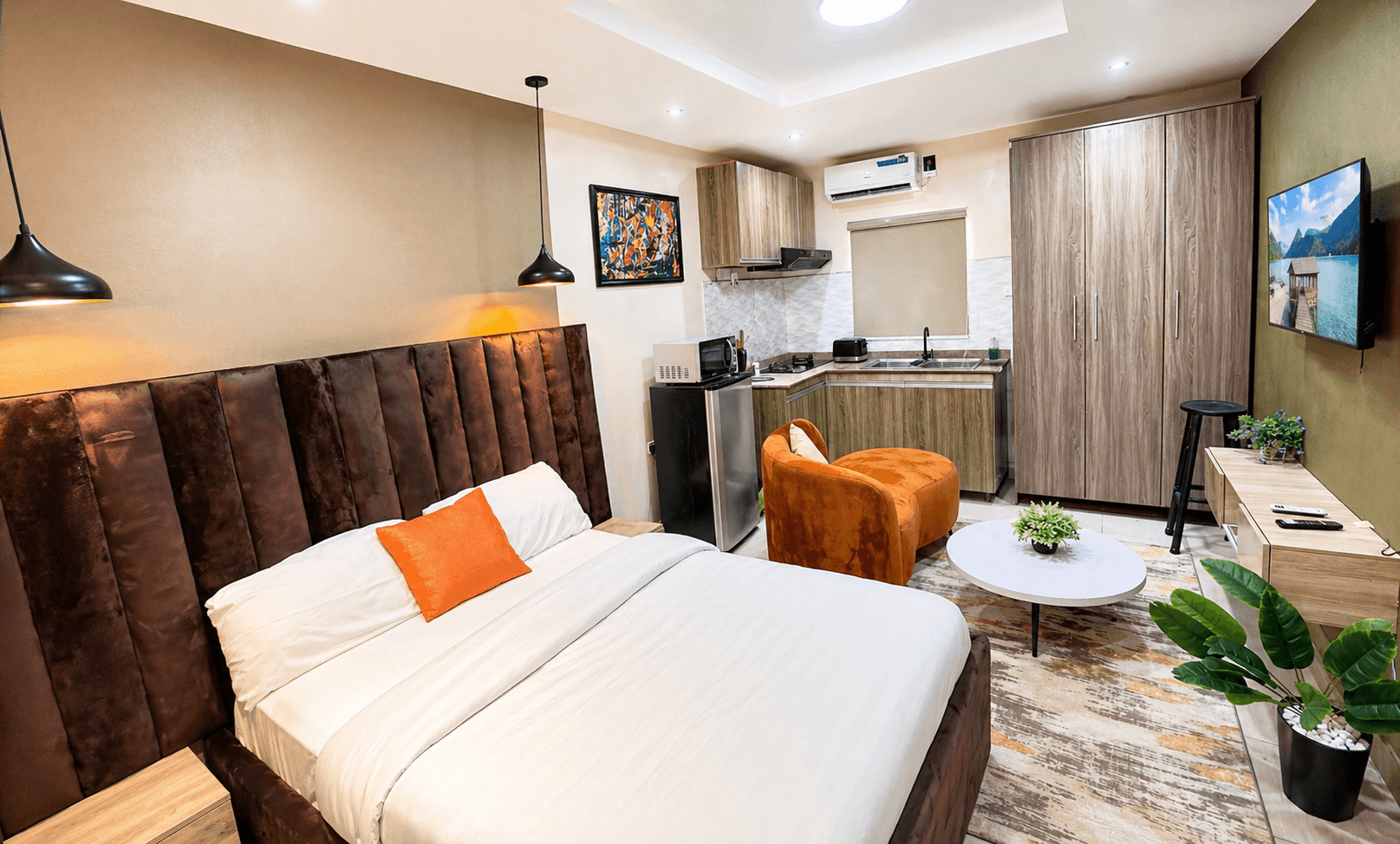 Lekki PH 1 Rustic Studio• Fast Wifi • Netflix • Ac - Image 4