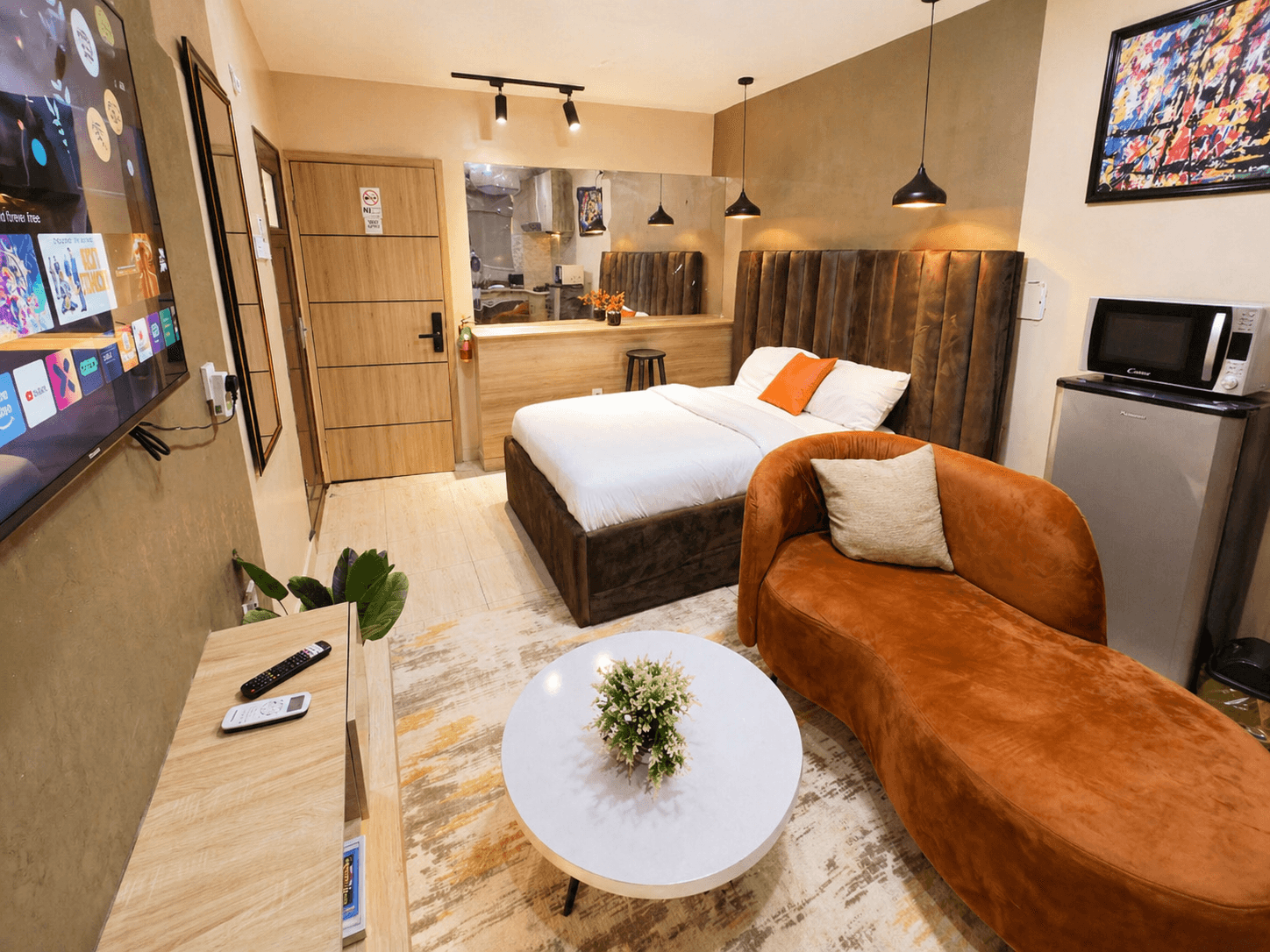 Lekki PH 1 Rustic Studio• Fast Wifi • Netflix • Ac - Image 3