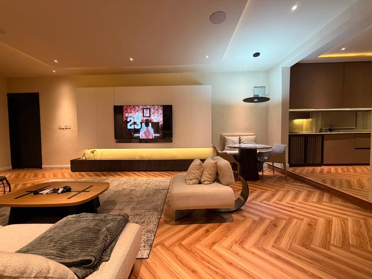 New Uniquely Designed 2-Bedroom Apartment with Ps5, Swimming Pool