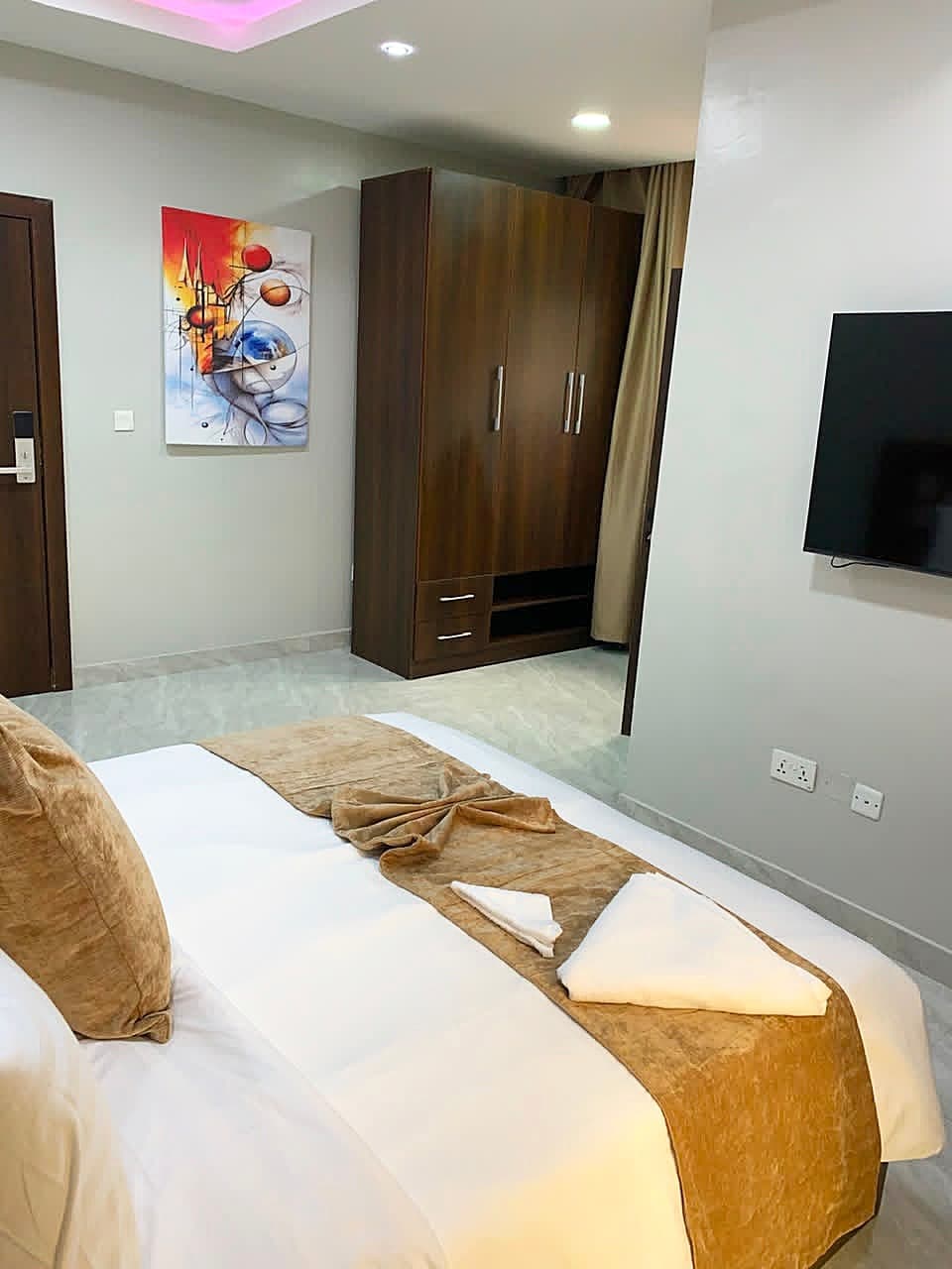 Luxury 2-Bedroom City Haven in Lekki - Image 4