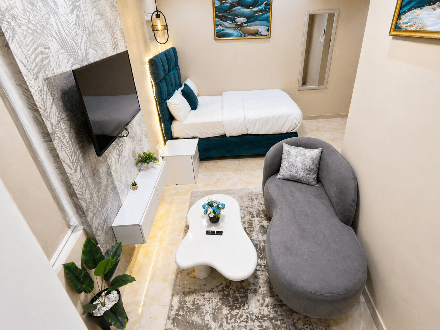 Modern Elegant Studio Premium Mattress Fast Wi-Fi & Smart Tv