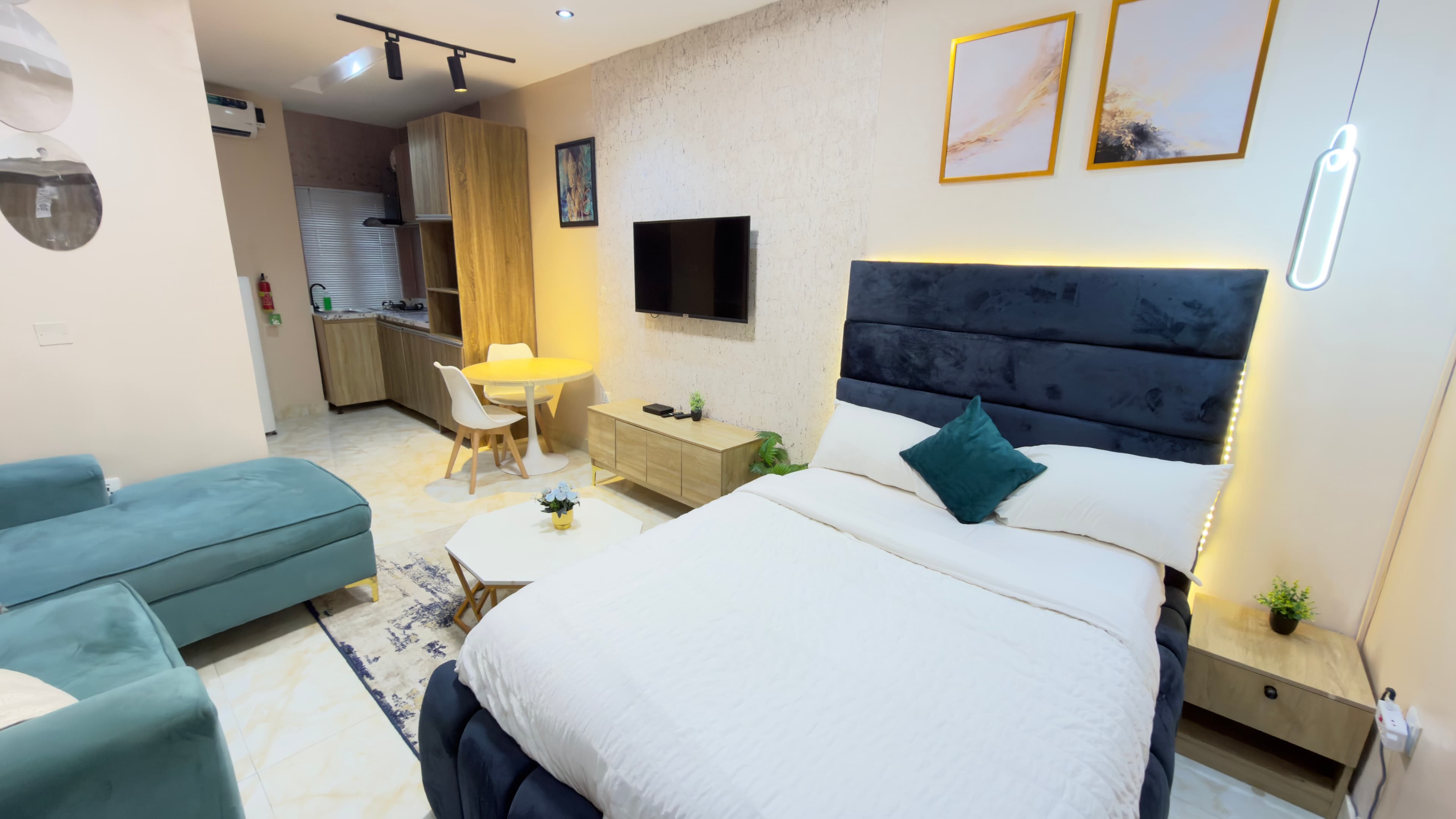Stylish Studio Premium Comfort Fast Wi-Fi & Smart Tv - Image 2