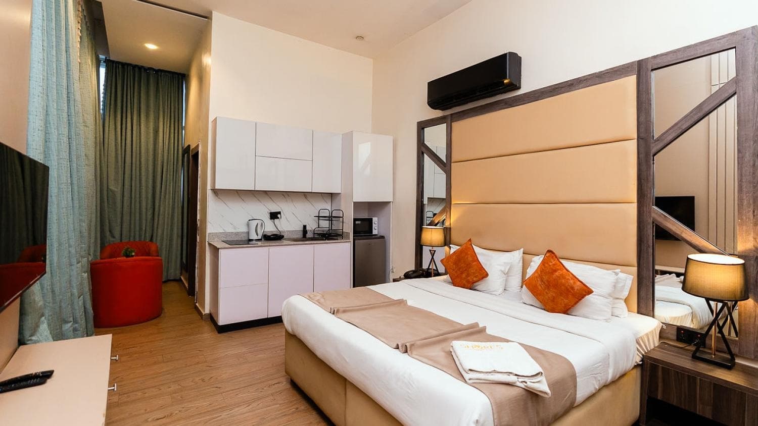 Elegant & Cozy Studio Apartment - Unit 1 - Image 2