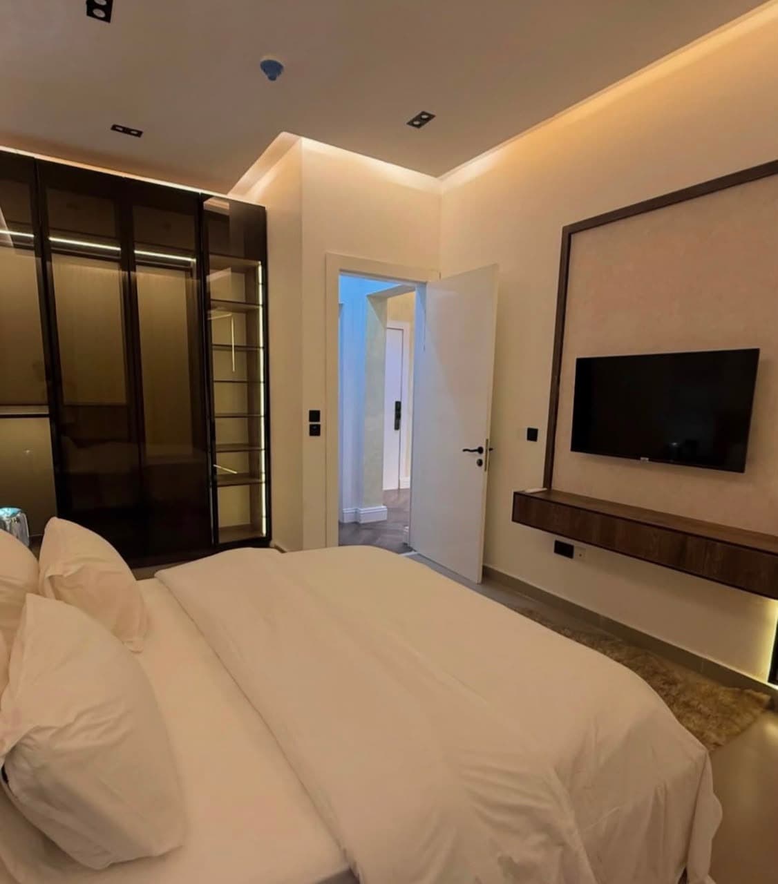 The British Luxury 1-Bedroom Apartment in Lekki Phase 1 - Image 5