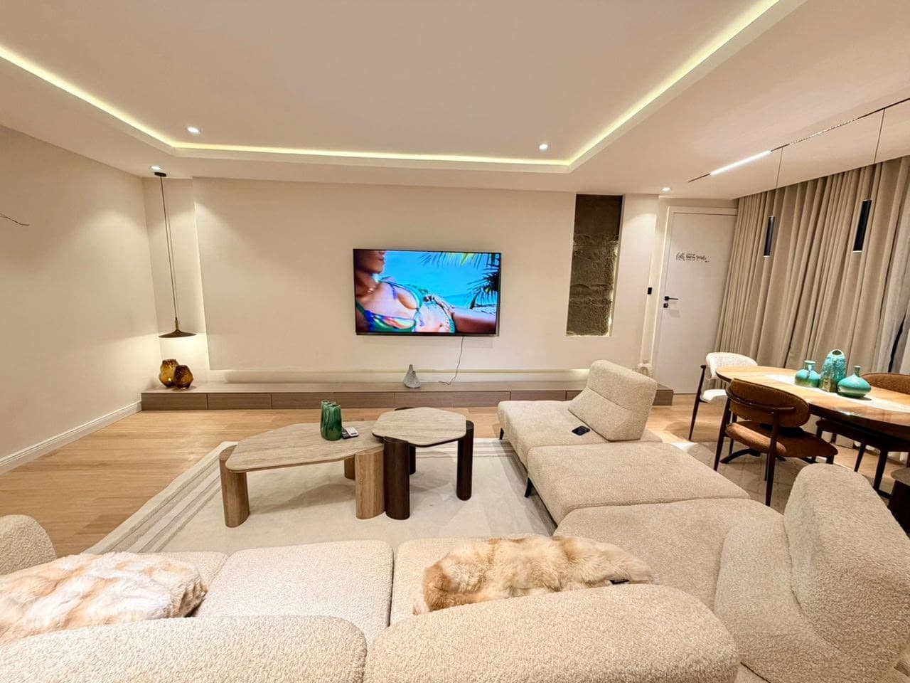 Maimi Luxury 1-Bedroom Apartment - Image 3