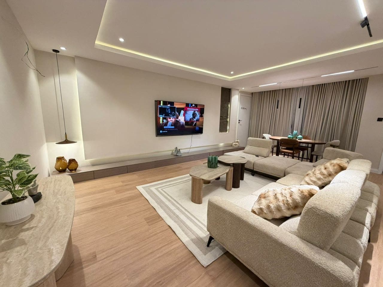Maimi Luxury 1-Bedroom Apartment - Image 2