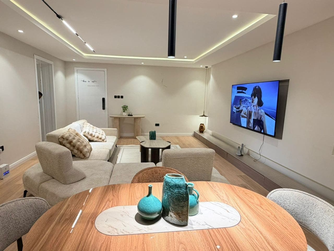 Maimi Luxury 1-Bedroom Apartment - Image 5