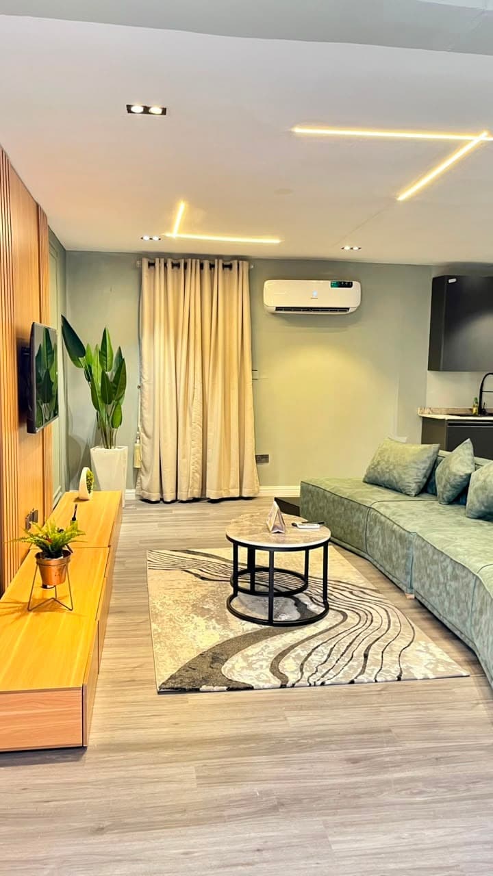 Sleek 1-Bedroom Retreat in Prime Location - Image 2