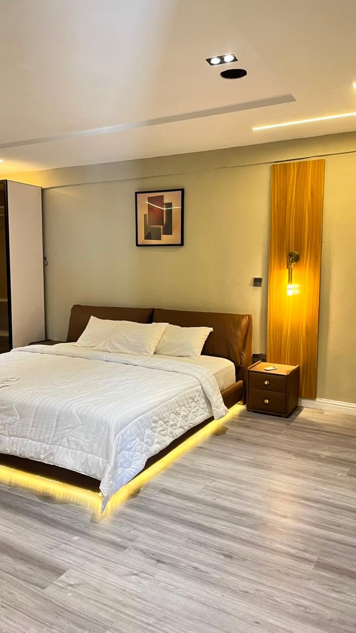 Executive Luxury Living 1-Bedroom Suite - Image 4