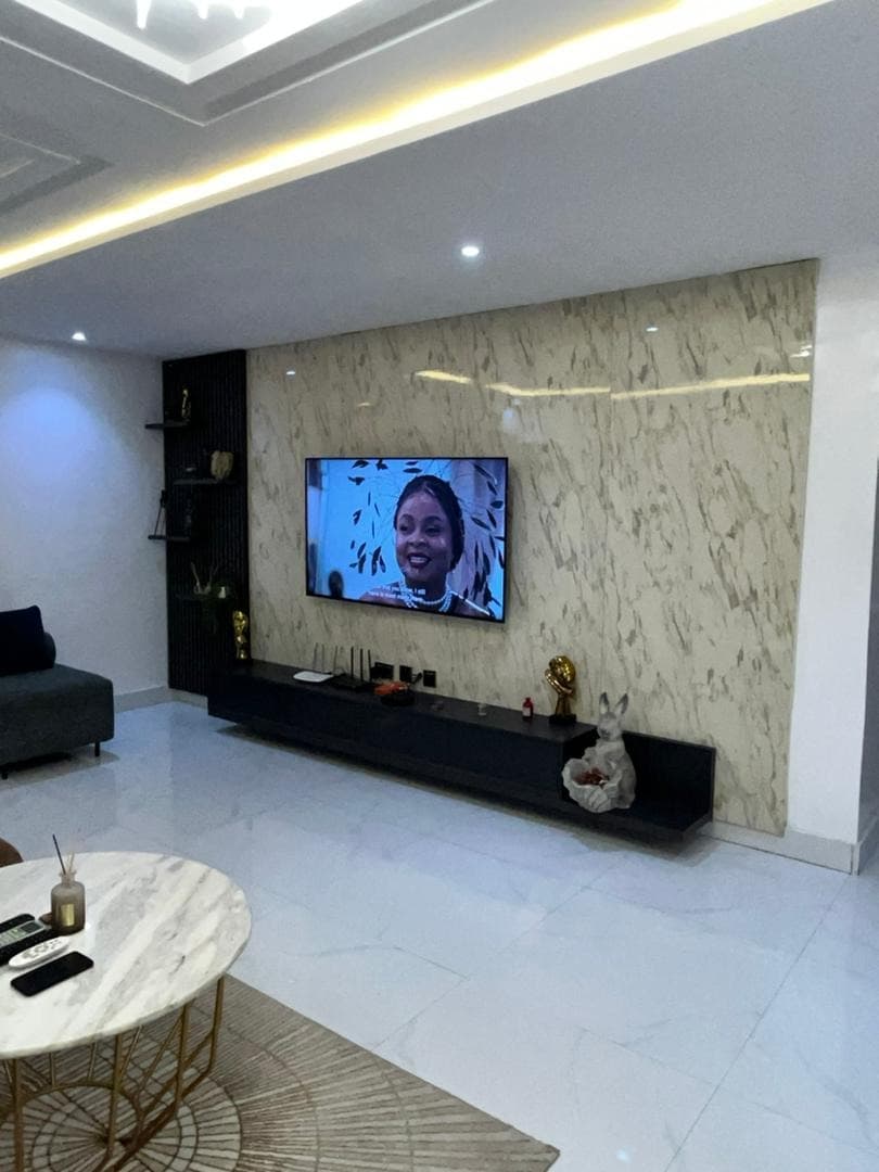 Fully Serviced Luxury 2-Bedroom Suite - Image 5