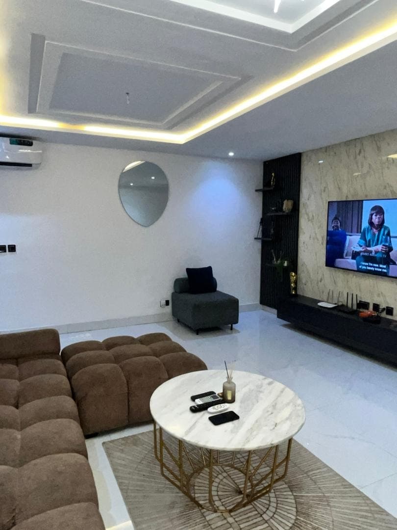 Fully Serviced Luxury 2-Bedroom Suite - Image 2