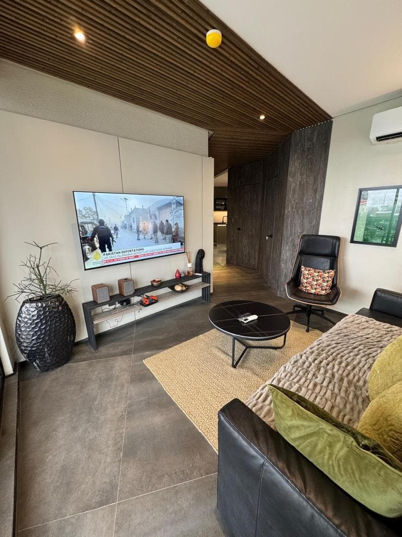 Luxury 1-Bedroom Waterfront - Image 2