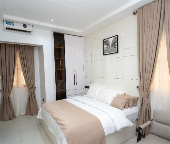The Solace Suite - a Refined 1-Bedroom Apartment - Image 4