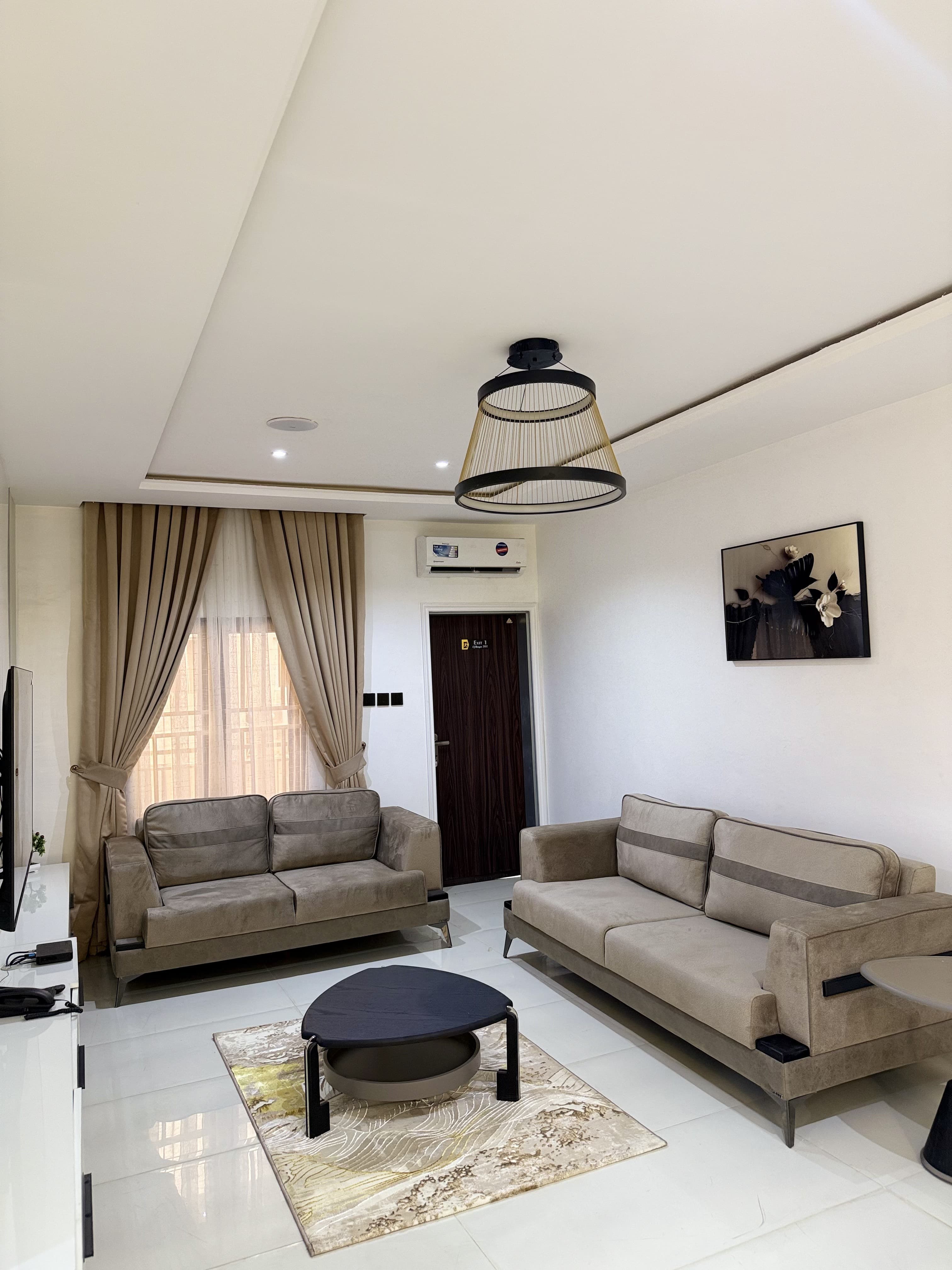 E/Burger 3-Bedroom Apartment - Image 2