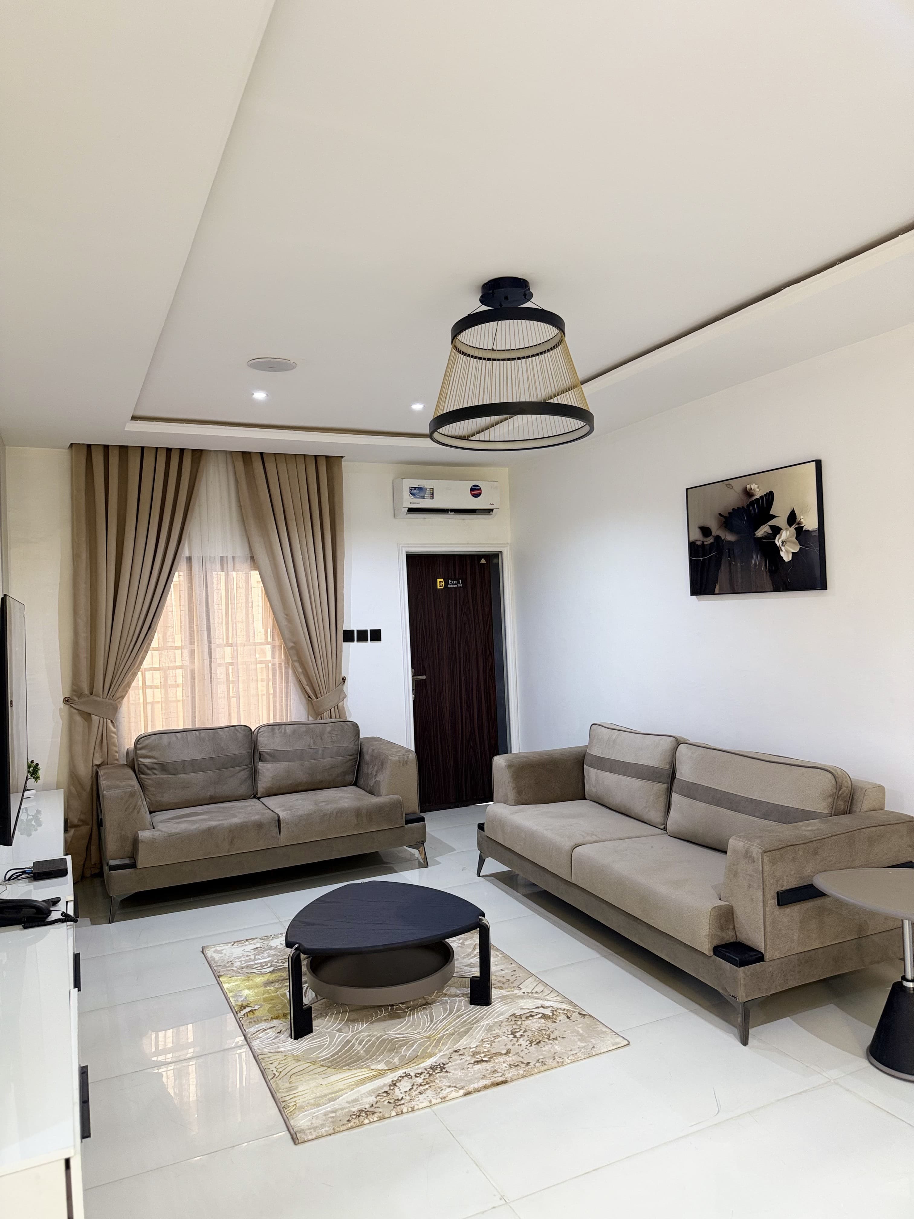E/Burger 3-Bedroom Apartment - Image 3