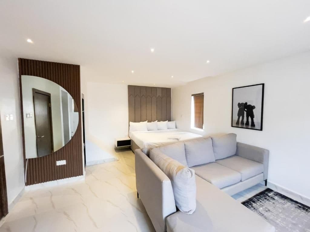 Deluxe Studio Apartment - Image 4