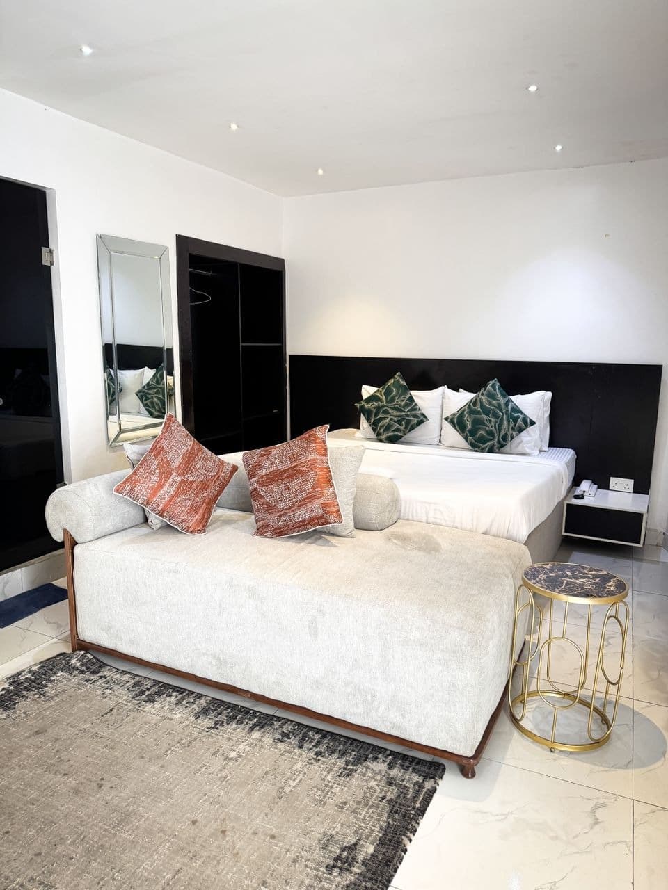 Deluxe Studio Apartment - Image 5