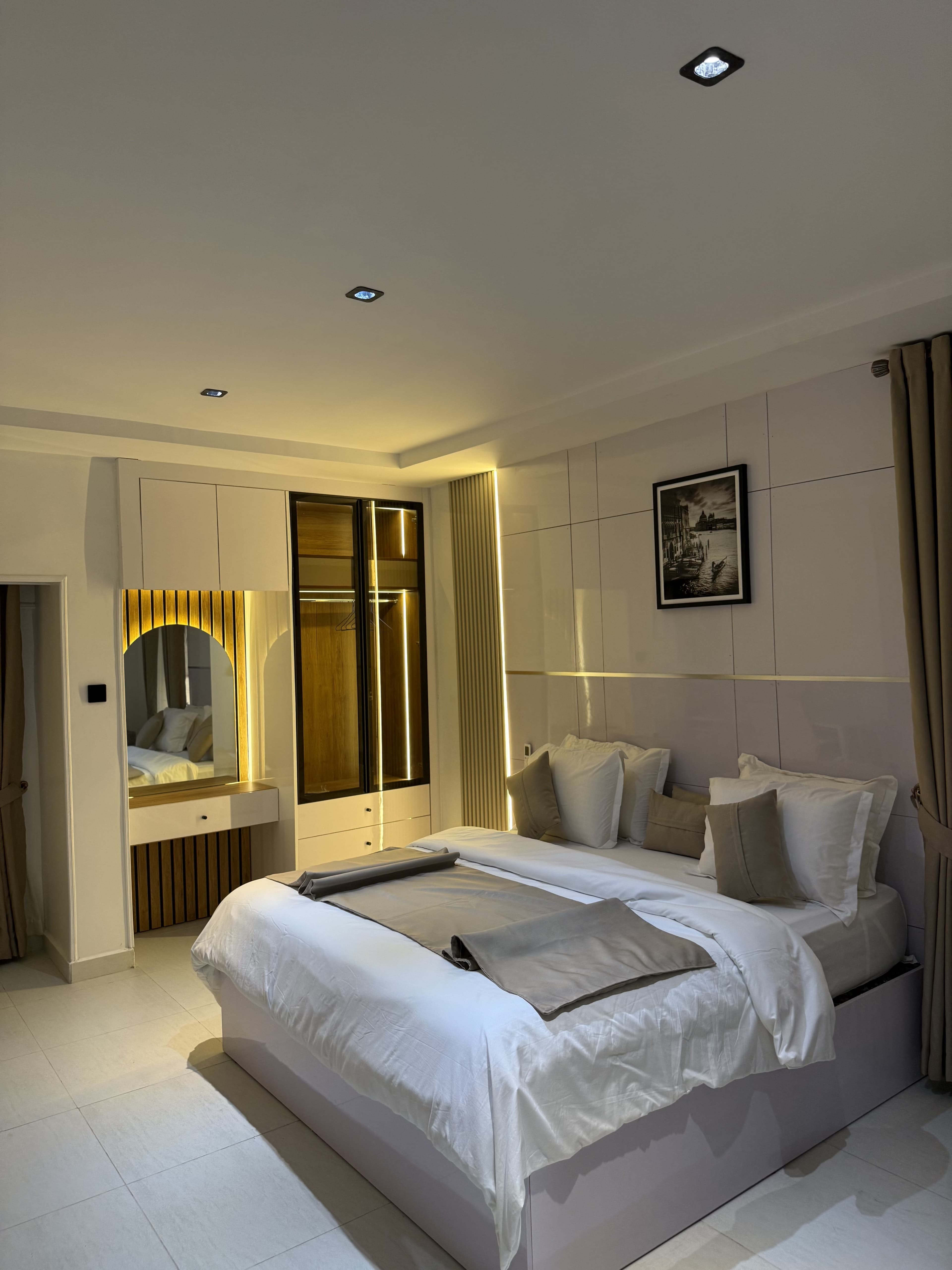 Aristotle Sophisticated 3-Bedroom Apartment - Image 5