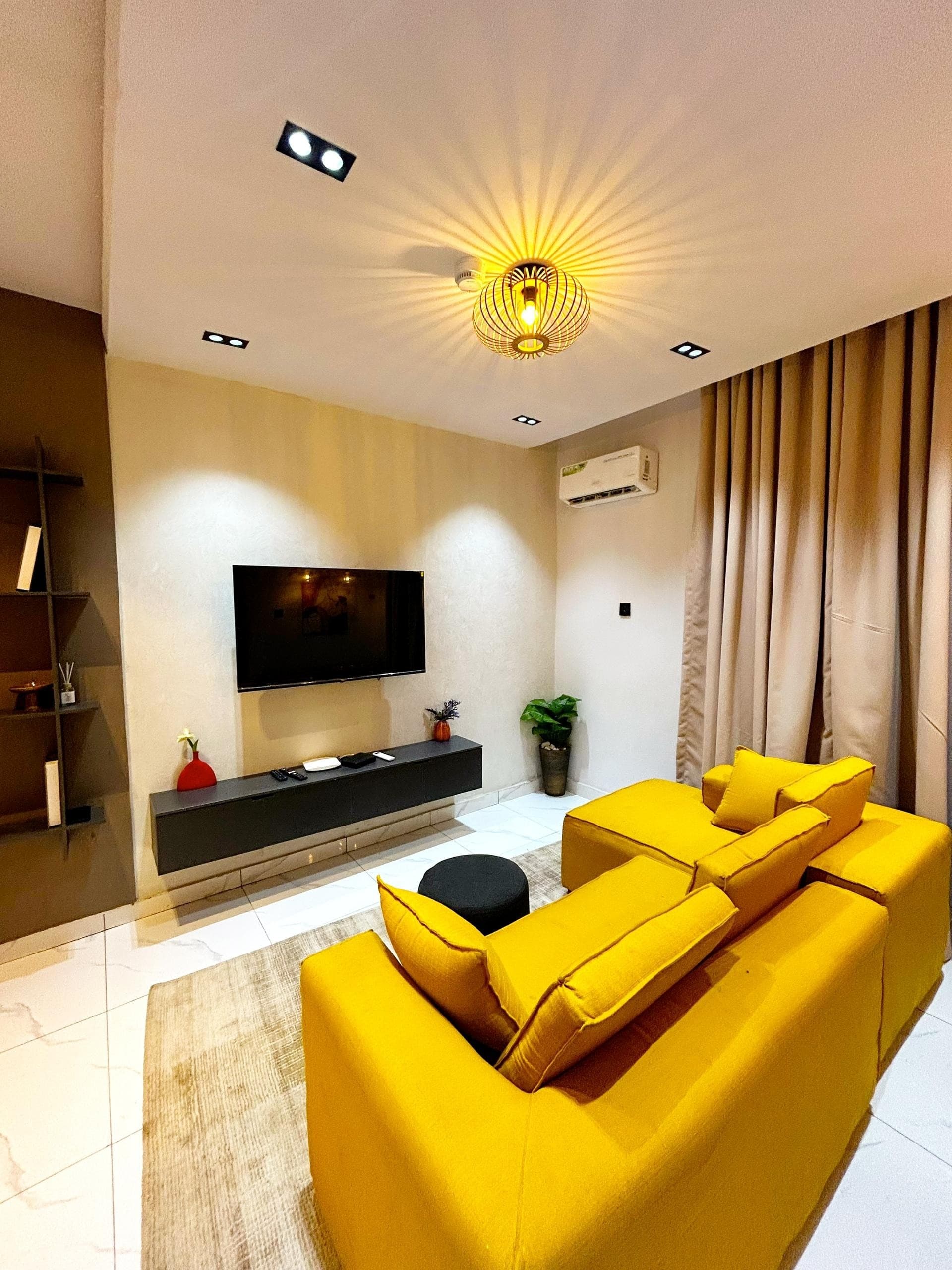 D2 Luxury 1 Bedroom - Image 2