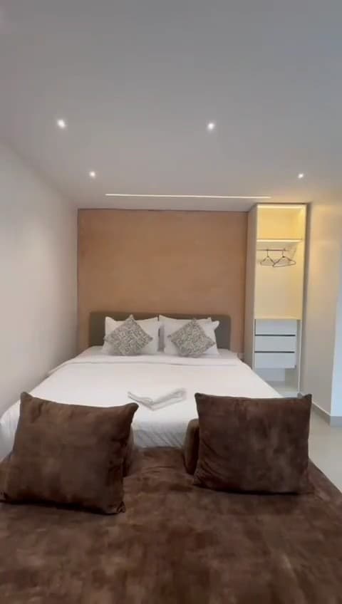 Nest and Heaven Kings Studio Apartment - Image 5