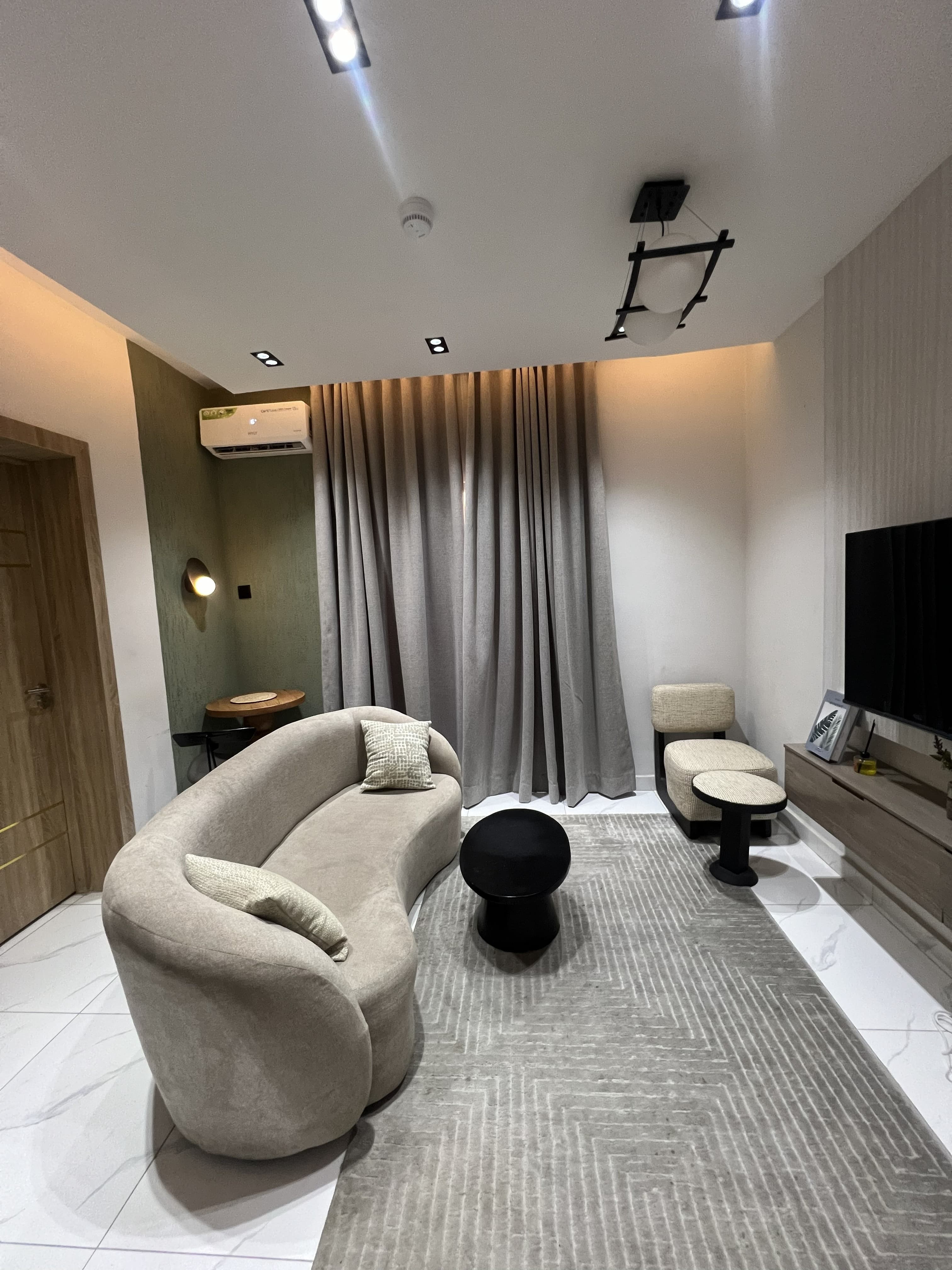 E1 Luxury 1 Bedroom Apartment - Image 4