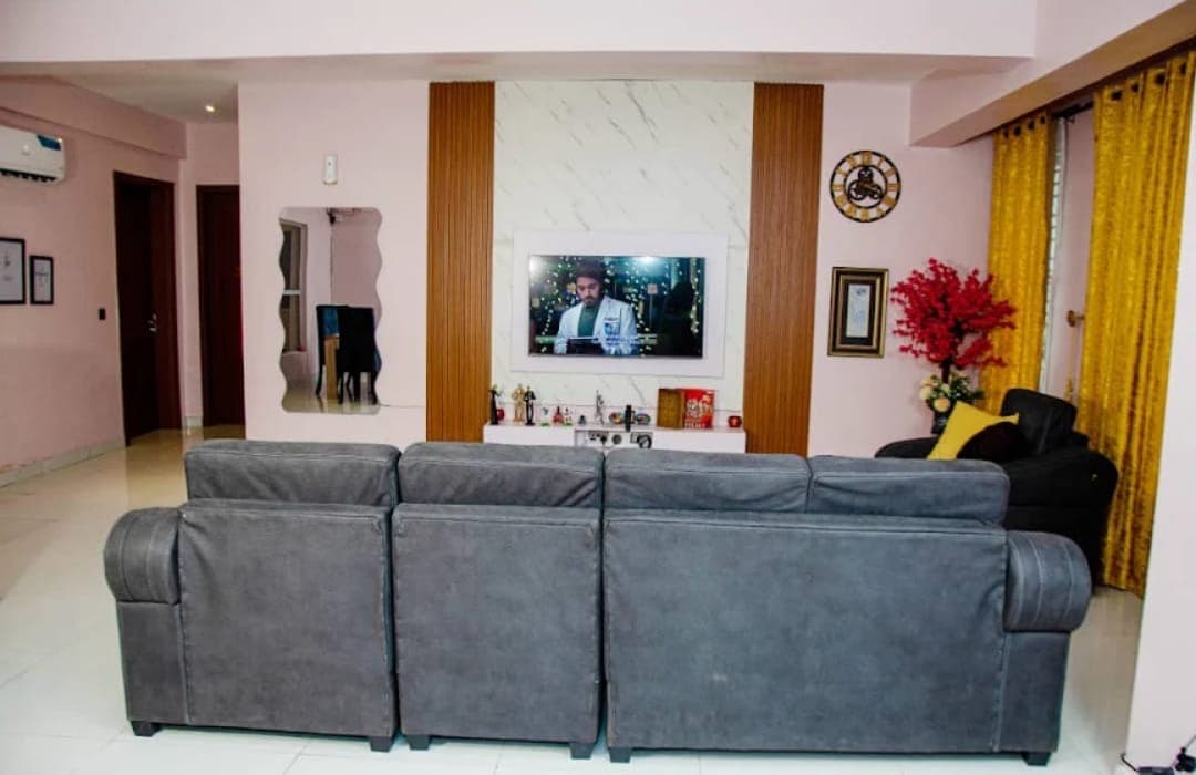 Beautiful 2-Bedroom Retreat with Modern Comforts - Image 2