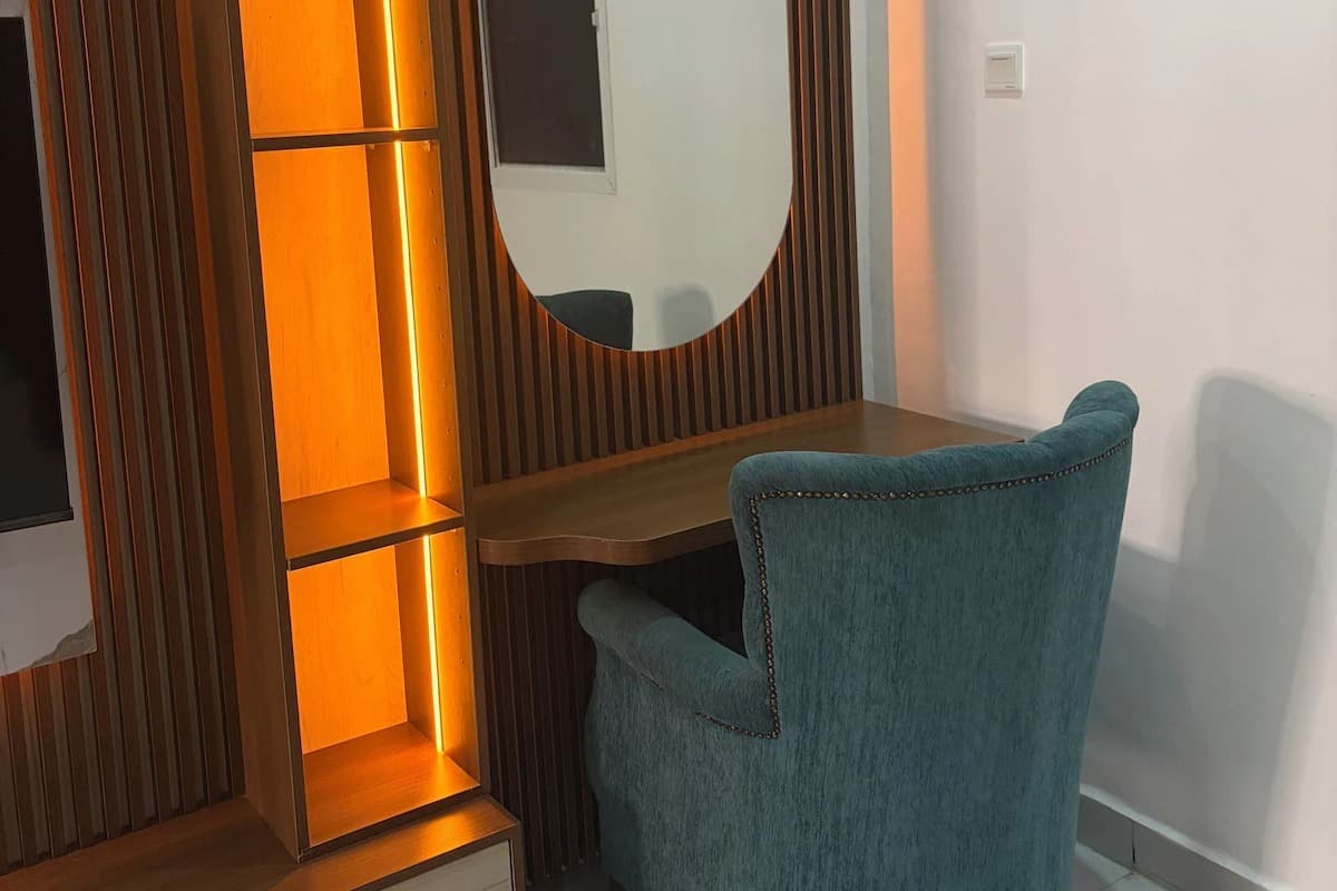 CITRON Refined 1-Bedroom Luxury Apartment - Image 5