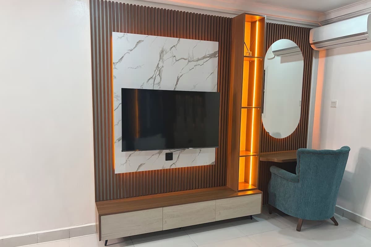 CITRON Refined 1-Bedroom Luxury Apartment - Image 3
