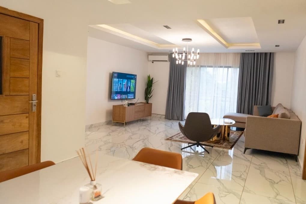 Luxury 3-Bedroom Serviced Residence/ - Image 2