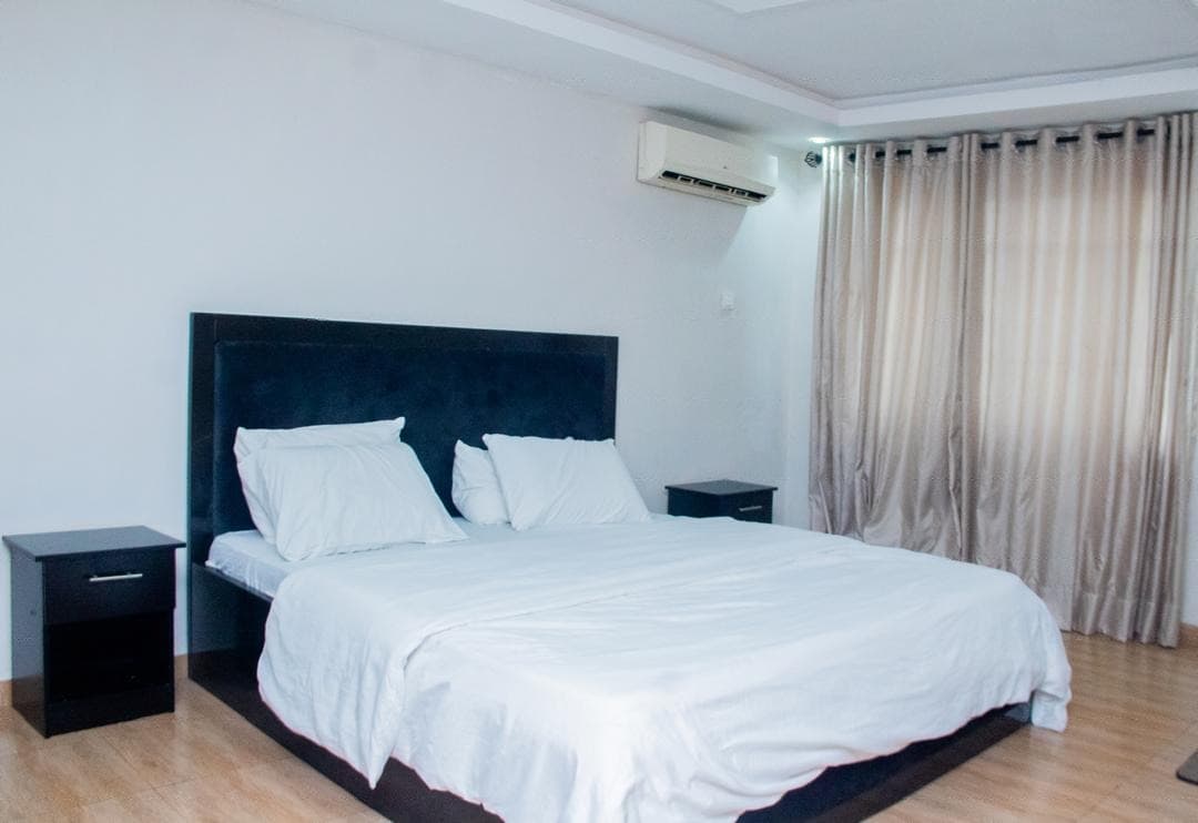 The Grand Ikeja Haven - Spacious 5-Bedroom Luxury Retreat - Image 3