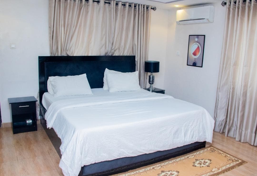 The Grand Ikeja Haven - Spacious 5-Bedroom Luxury Retreat - Image 4