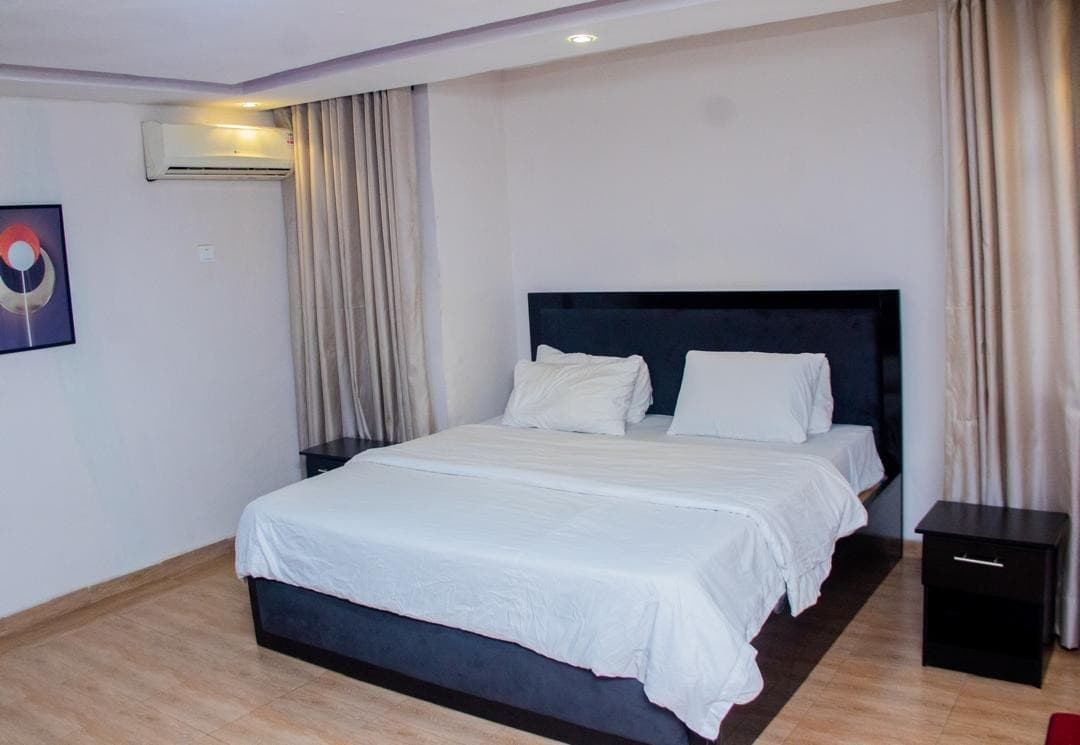The Grand Ikeja Haven - Spacious 5-Bedroom Luxury Retreat - Image 5