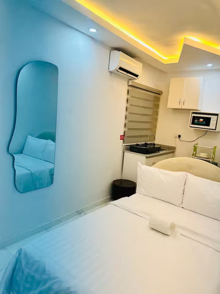 The Lekki Hideaway S3 - Stylish Studio Retreat in Lekki Phase 1 - Unit 7 - Image 4