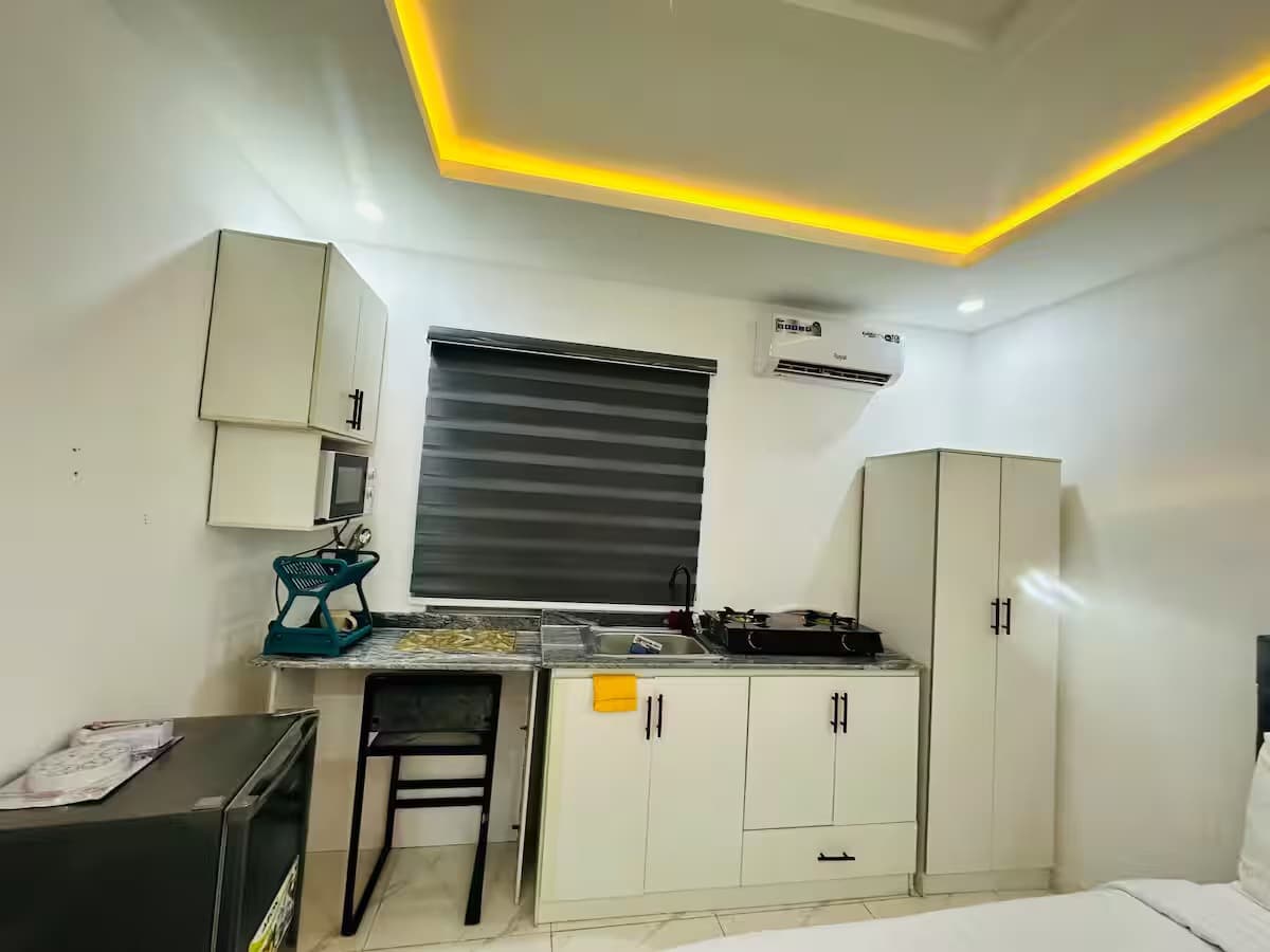 The Lekki Hideaway Sa9 - Stylish Studio Retreat in Lekki Phase 1 - Unit 14 - Image 4