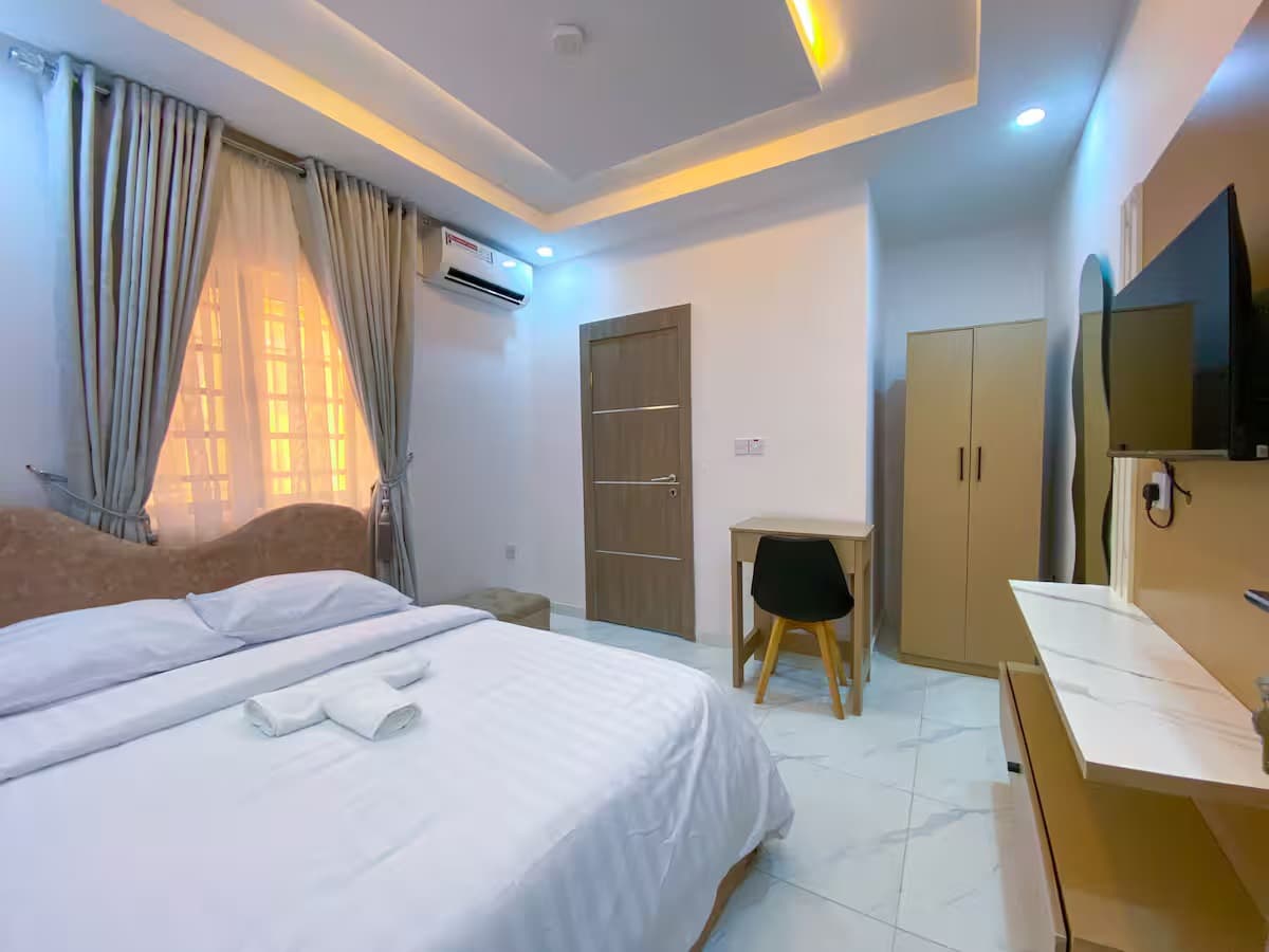 Lekki Luxe Escape B5 - Stylish 1-Bedroom & Parlour - Image 5