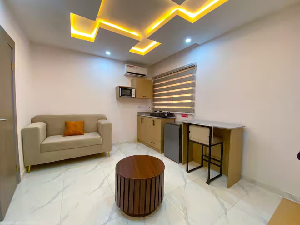 Lekki Luxe Escape B5 - Stylish 1-Bedroom & Parlour - Image 2
